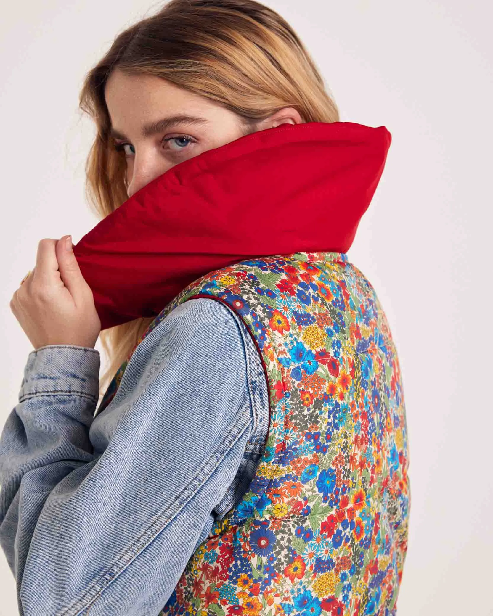 Veste Cali rouge et en tissu Liberty bleu et jaune
