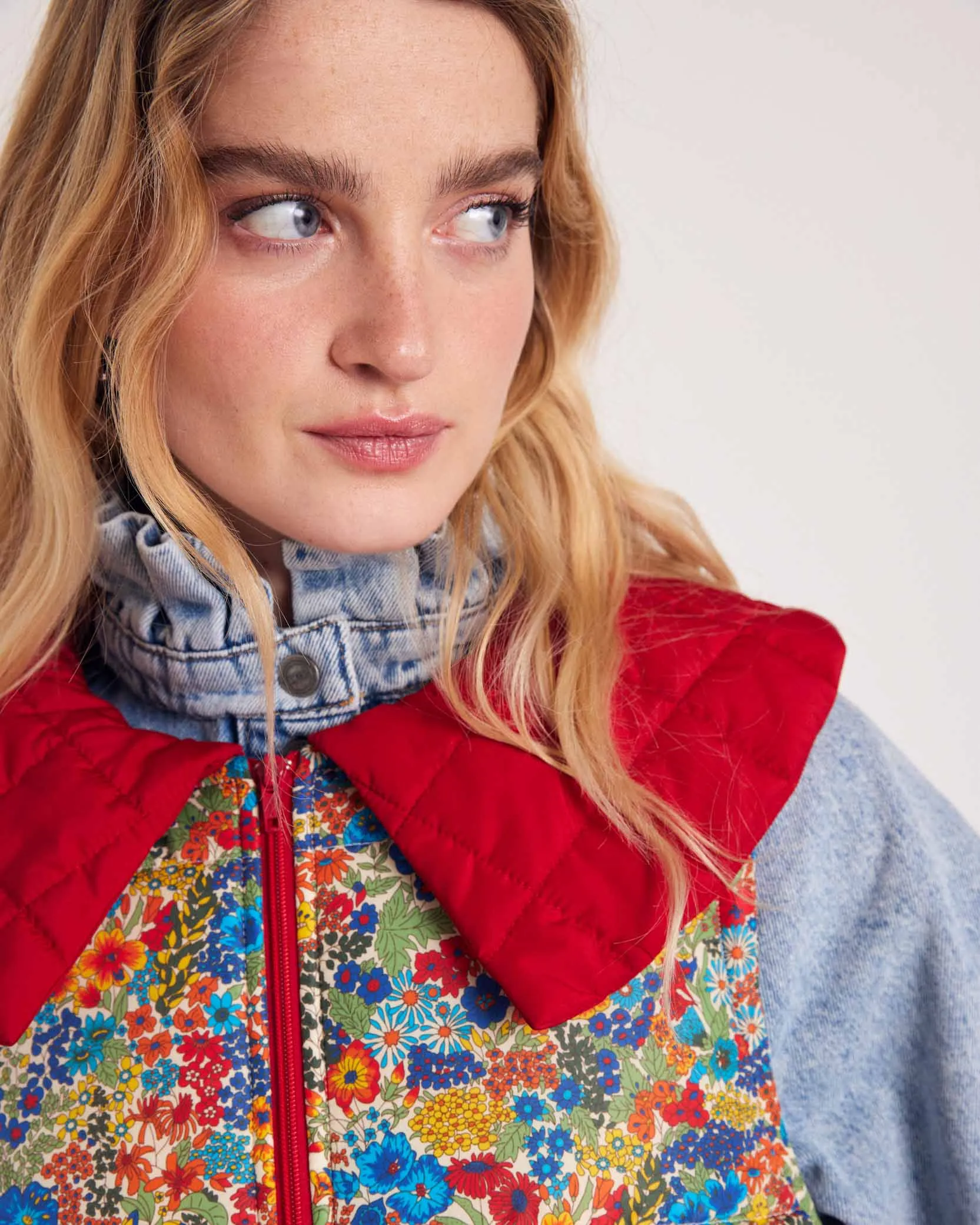 Veste Cali rouge et en tissu Liberty bleu et jaune