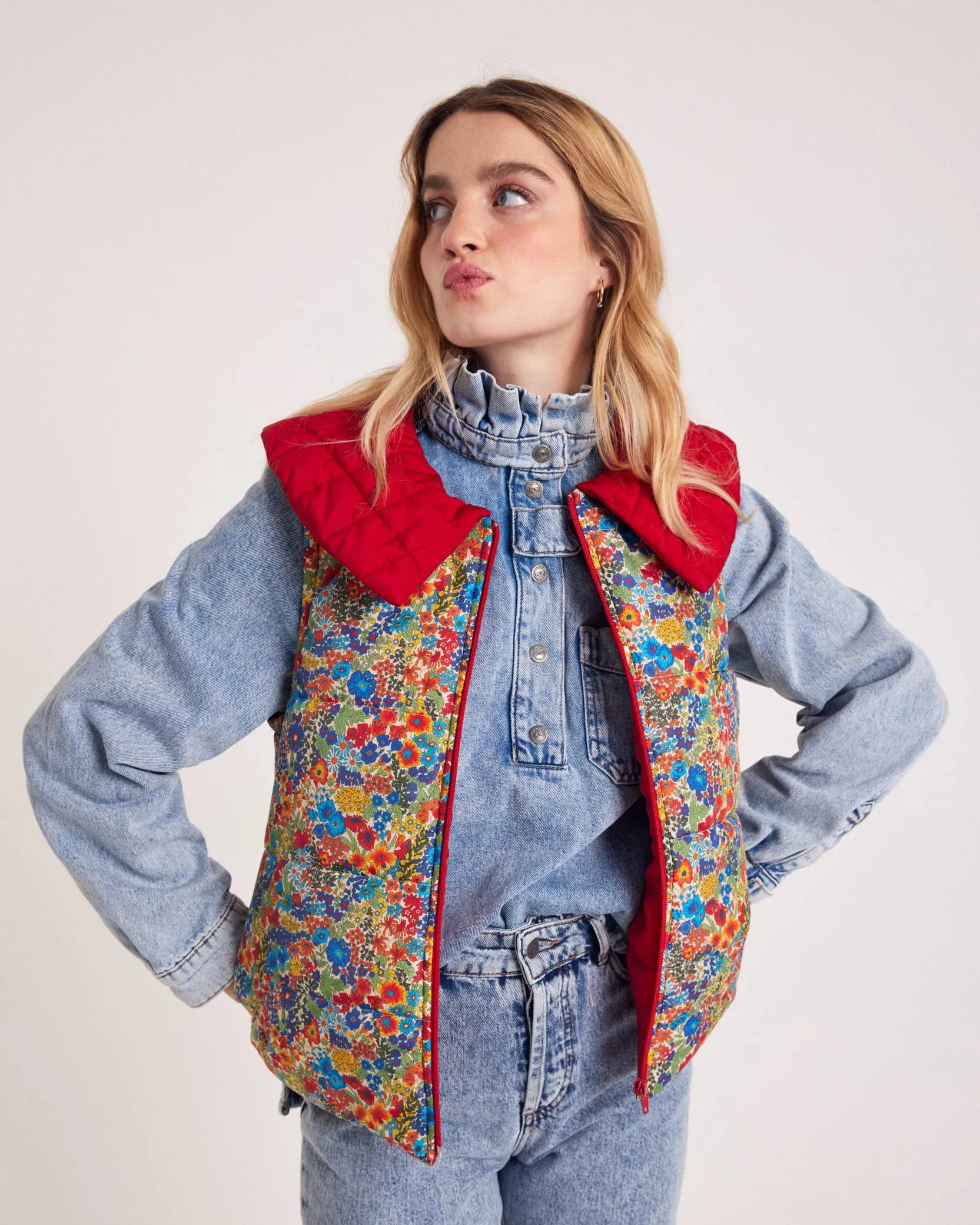 Veste Cali rouge et en tissu Liberty bleu et jaune